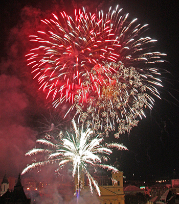 csodálatos tűzijáték városnapra, falunapra, önkormányzatoknak, polgármestereknek